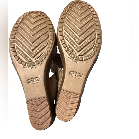 Crocs Leigh li 2-Strap Wedge Sandals Bronze/Bronze Women’s Size 9 Worn Once - Picture 9 of 10